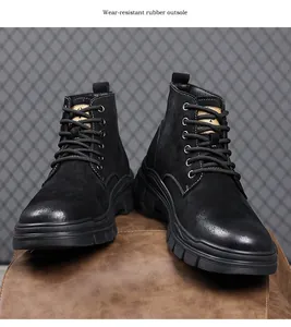Gros-plan de bottes Martin noires avec semelle en caoutchouc résistante et lacets
