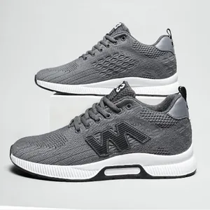 Detailansicht grauer, atmungsaktiver Fly-Knit-Sneaker mit unsichtbarer Erhöhung für Herren
