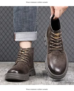 Détail des bottes Martin en cuir marron avec une semelle extérieure en caoutchouc résistante