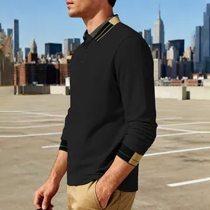 Zijaanzicht van een zwart jacquard poloshirt met lange mouwen voor heren in de stad