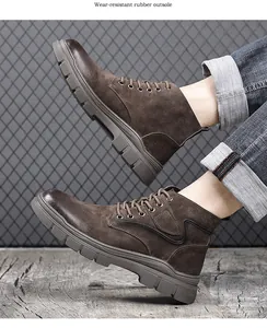 Vue latérale détaillée des bottes Martin en daim marron avec semelle en caoutchouc durable.