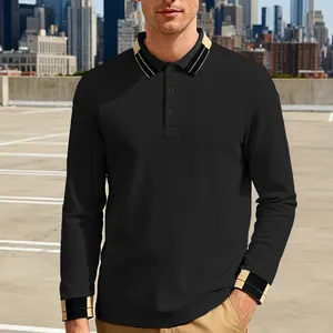 Detailweergave van zwart poloshirt met lange mouwen voor heren en gestreepte kraag.