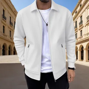 Vue détaillée d'une veste décontractée blanche avec texture gaufrée et col à revers