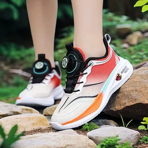 Ademende mesh kindersneakers met draaisluiting in rood-wit verloop