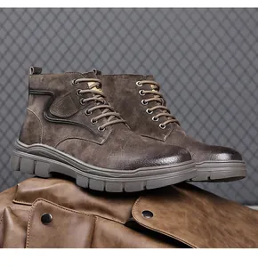 Vue latérale détaillée de bottes en cuir marron sur un sac en cuir avec fond maille
