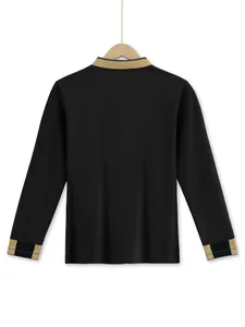 Achteraanzicht van een zwart heren poloshirt met lange mouwen, beige kraag en gestreepte boorden