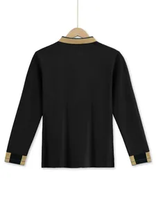 Rückansicht eines schwarzen Herren-Poloshirts mit khakifarbenem Kragen und Karo-Ärmeln