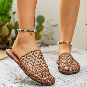 Vista dettagliata dei sandali piatti a rete marrone per donna stile boho estate