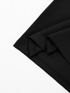 Detailaufnahme der schwarzen Jacquard-Stoffstruktur und Nähte am Saum des Poloshirts.