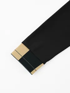 Nahaufnahme eines Herren-Langarm-Poloshirts mit strukturiertem Bündchen und Piqué-Gewebe