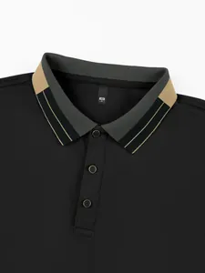 Nahaufnahme des Kragens und der Knopfleiste eines schwarzen Herren-Jacquard-Poloshirts.
