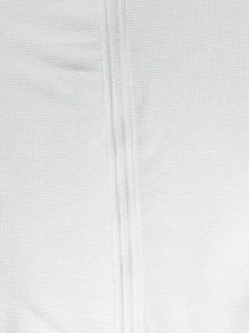 Détail macro de la texture en maille gaufrée blanche et du zip d'une veste pour homme.
