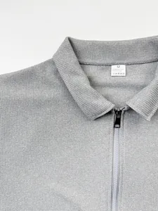 Détail d'une veste grise en maille gaufrée pour homme avec col, fermeture éclair et étiquette