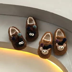 Ζεστά βρεφικά παπούτσια fleece με χαριτωμένο σχέδιο ταράνδου και επένδυση για χειμώνα.