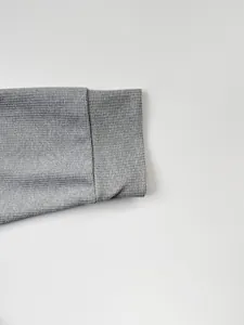 Vue détaillée du poignet en maille gaufrée grise d'une veste décontractée ajustée pour hommes