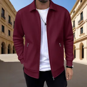 Vue détaillée d'une veste bordeaux pour homme avec col à revers, tissu texturé et zips.
