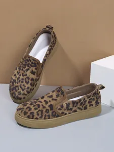 Vista detallada de elegantes mocasines con plataforma y estampado de leopardo para mujer.