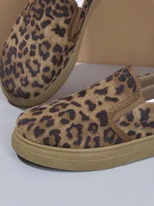 Vista detallada de mocasines leopardo que muestra la suela de plataforma gruesa y ante