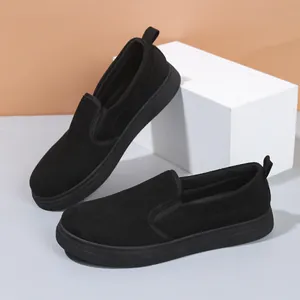 Detalle de mocasines de plataforma de ante negro para mujer con un cómodo diseño sin cordones