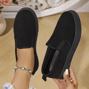 Vista detallada de los elegantes mocasines negros con plataforma para mujer moderna