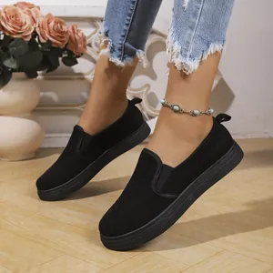 Mocasines negros clásicos con plataforma para mujer en un entorno interior