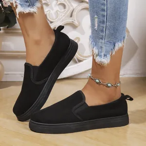 Vista detallada de mocasines negros con plataforma para mujer en un estudio