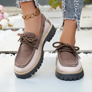 Primer plano de mocasines con cordones de estilo británico y suela de plataforma gruesa