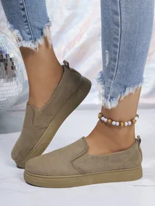 Mocasines con plataforma topo para mujer con vaqueros desgastados y una tobillera