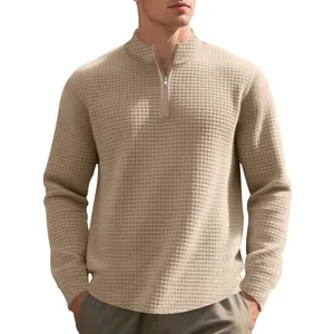 Dettaglio ravvicinato della trama a nido d'ape beige sulla felpa con mezza zip
