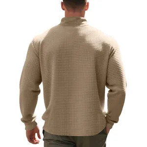 Vista posteriore di felpa da uomo beige in maglia a nido d'ape testurizzata