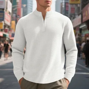Dettaglio di una felpa maschile bianca a nido d'ape con mezza zip in stile casual