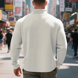 Vista posteriore di una felpa jacquard bianca da uomo in un contesto urbano moderno