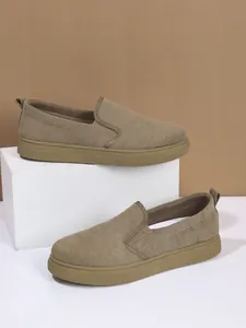 Mocasines para mujer en color caqui con suela de plataforma cómoda de perfil lateral