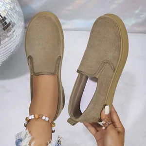 Vista detallada de los mocasines de plataforma caqui para mujer con textura de gamuza y slip-on