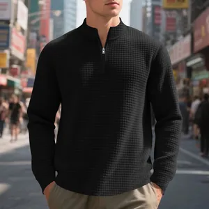 Vista dettagliata di una felpa nera con mezza zip in maglia a nido d'ape da uomo vestibilità casual