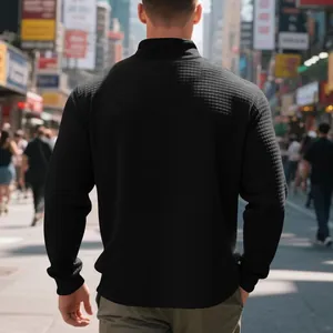 Vista posteriore di una felpa nera da uomo con trama jacquard e mezza cerniera lampo