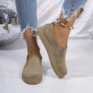 Vista detallada de los mocasines de plataforma de gamuza caqui para mujer con estilo.