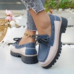 Primer plano de mocasines con plataforma para mujer de estilo británico con cordones.