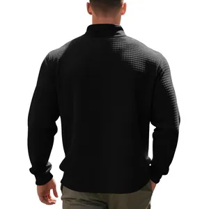 Vista posteriore di felpa nera da uomo con mezza zip e trama jacquard a nido d'ape