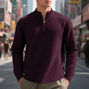 Dettaglio della trama a nido d'ape premium su questa felpa bordeaux da uomo con mezza zip