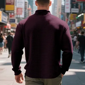 Vista posteriore di una felpa bordeaux in maglia waffle da uomo in città