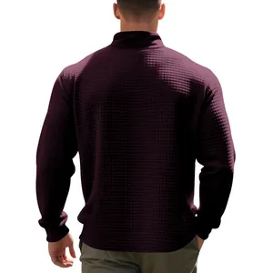 Vista posteriore della felpa jacquard bordeaux da uomo con collo alto e vestibilità