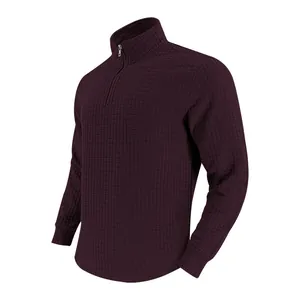 Vista dettagliata della felpa bordeaux da uomo con mezza zip e motivo jacquard a nido d'ape