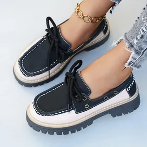 Detalle de mocasines para mujer de estilo británico con suelas gruesas y costuras en contraste.
