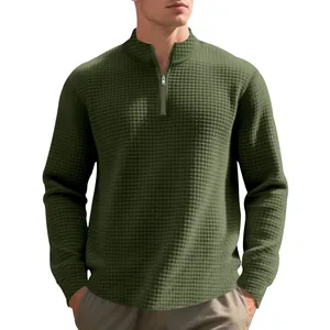 Primo piano di felpa in maglia a nido d'ape verde oliva con collo alto a mezza zip