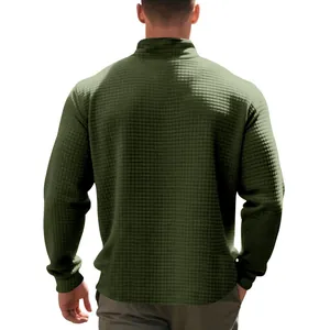 Vista posteriore dettagliata di un pullover da uomo in maglia a nido d'ape verde oliva