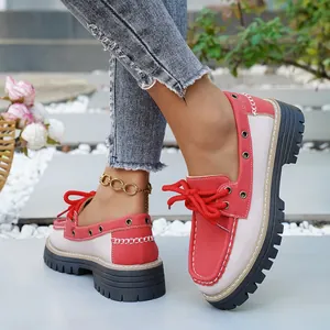 Elegantes mocasines rojos y blancos de suela gruesa para mujer con diseño británico.