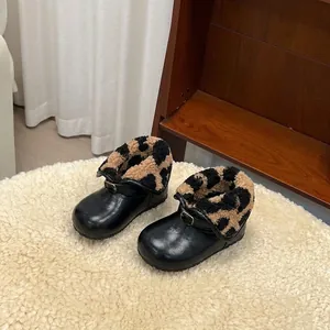 Vue détaillée des bottines en cuir noir pour filles avec col en peluche léopard