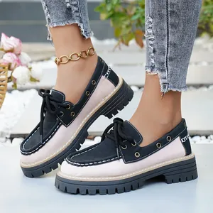 Detalle de mocasines estilo británico con cordones y suelas gruesas de plataforma