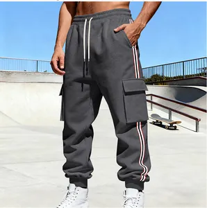 Detailansicht grauer Cargo-Jogginghose mit weißen Kordelzügen und Seitenstreifen.
